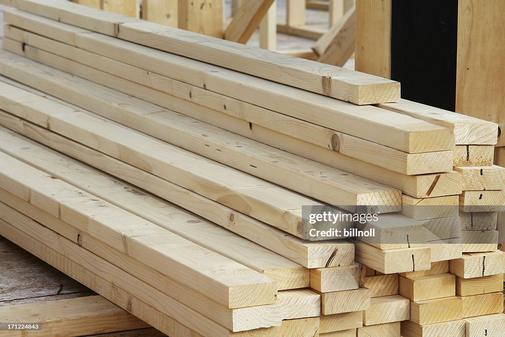 Haufen Holz auf Baustelle