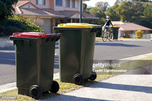 zwei australische mülleimern rot ist doch quatsch, gelb ist recycling - mülleimer auf rollen stock-fotos und bilder