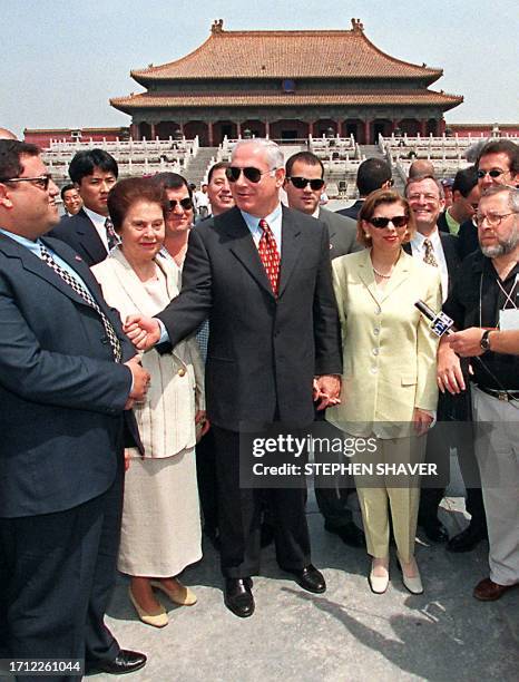 Israeli Prime Minister Benjamin Netanyahu and his wife Sarah talk with an Israeli businessman during their tour of China's Forbidden City 27 May in...