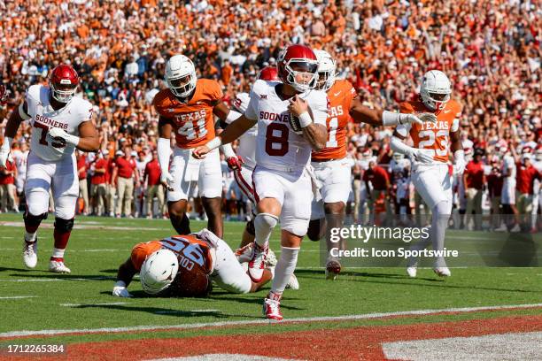 Oklahoma Sooners quarterback Dillon Gabriel scores a touchdown during the game between the Texas Longhorns and the Oklahoma Sooners on October 7,...