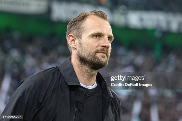 Head coach Bo Svensson of 1. FSV Mainz 05 looks on prior to the Bundesliga match between Borussia Mönchengladbach and 1. FSV Mainz 05 at Borussia...