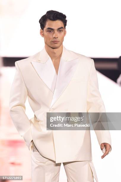 Fil Model Paris 26 908 Loreal Models Stock Photos, High-Res Pictures, and Images ...