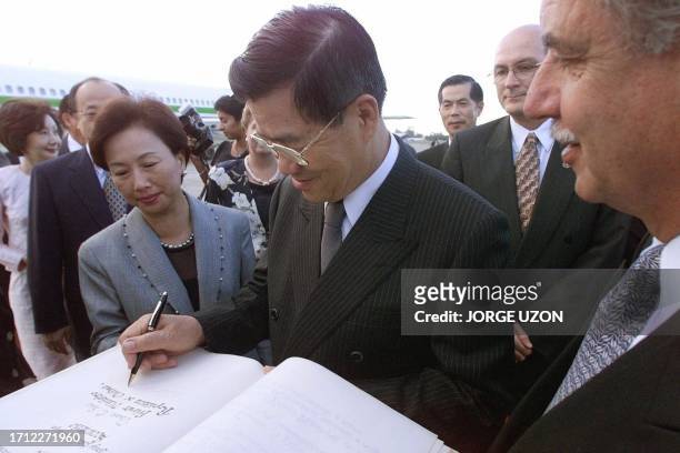 The Prime Minister of Taiwan Vincent Siew signs a guests' book beside his wife Su-Hsien Chu de Siew and Guatemala City mayor Oscar Berger 28 May 1999...