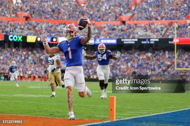 Florida Gators wide receiver Ricky Pearsall runs with the ball for a touchdown during the game between the Vanderbilt Commodores and the Florida...
