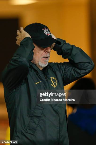 Mano Menezes head coach of Corinthians looks on during the match between Corinthians and Flamengo as part of Brasileirao Series A 2023 at Neo Quimica...