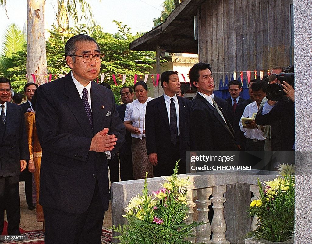 Japan's Prime Minister Keizo Obuchi, visits the cenotaph of late ...