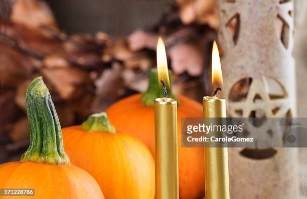 pagan wicca-religion altar eingerichtet für samhain feiern - samhain stock-fotos und bilder