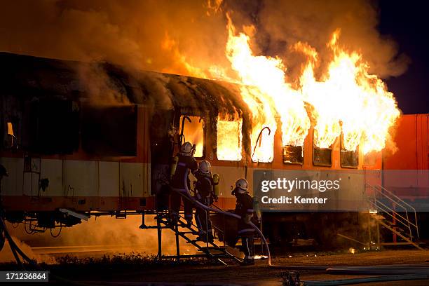 departamento de bombeiros no trabalho - acidente de comboio imagens e fotografias de stock