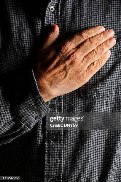 hispanic mann du seine hand über seinem herzen - amerikanischer treueschwur stock-fotos und bilder
