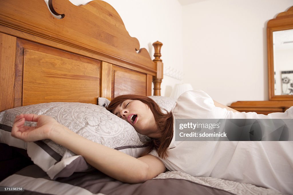 Dormitorio mujer con boca abierta