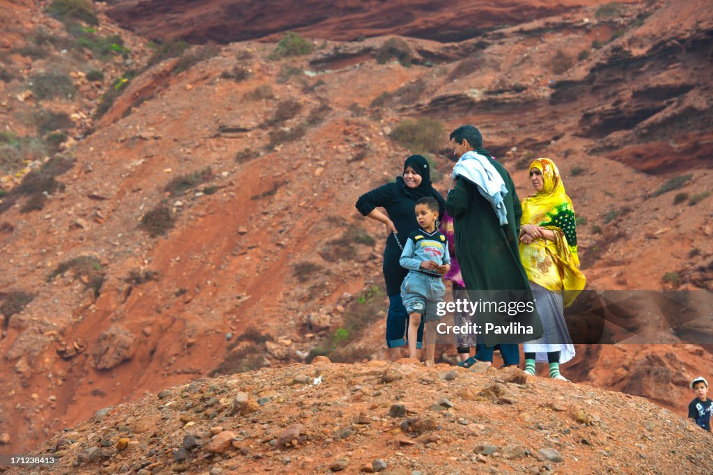 Neugierig Familie Marokkanische Küste Afrikas
