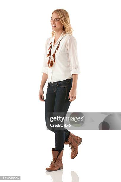 glückliche schöne frau zu fuß - woman wearing white jeans stock-fotos und bilder
