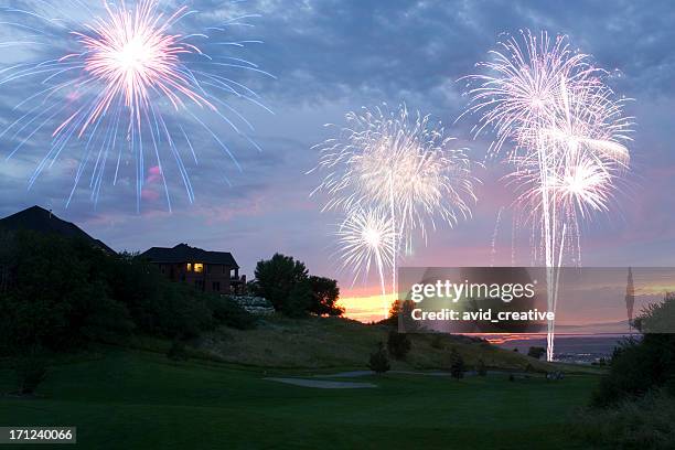 fogos de artifício no pôr do sol sobre o campo de golfe - firework display imagens e fotografias de stock