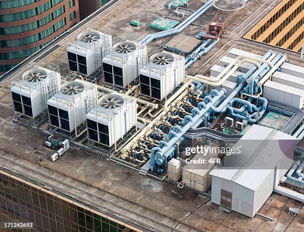 sistema de aire en el último piso, de los rascacielos de hong kong (xxxl) - industrial cooling system fotografías e imágenes de stock