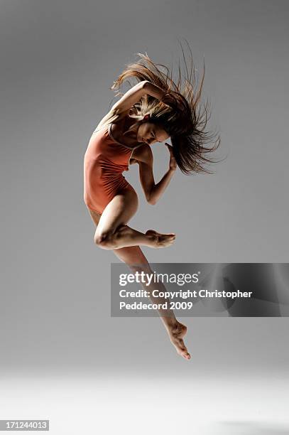 jumping dancer - malla de gimnasia fotografías e imágenes de stock