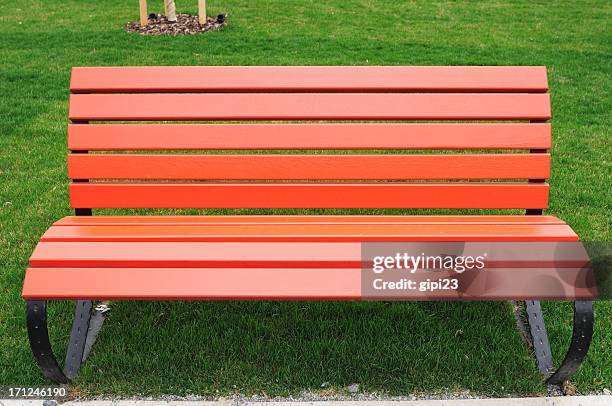 rouge banc de musculation - banc public photos et images de collection
