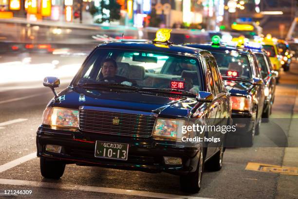 osaka, japão: black táxis fique de pé em uma fileira - taxi - fotografias e filmes do acervo