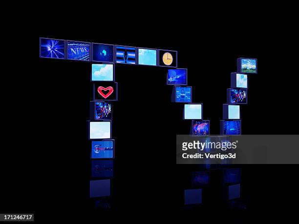 concepto de medios de televisión - video wall fotografías e imágenes de stock