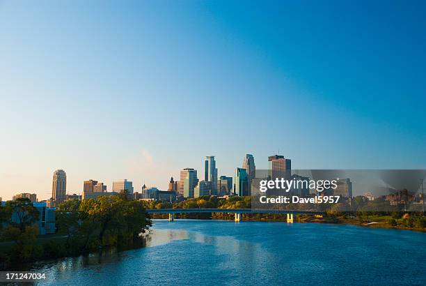 skyline von minneapolis und river in den tag - minneapolis stock-fotos und bilder