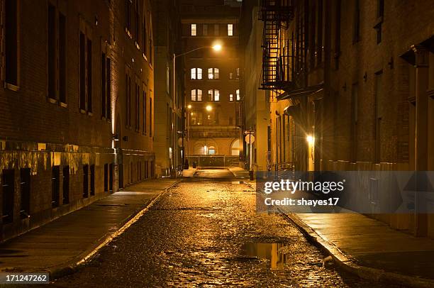 dark wet street - bright lights big city visions of new york at night stockfoto's en -beelden