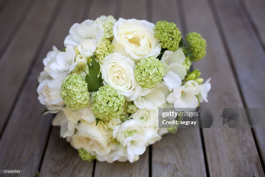 Weiße und grüne Hochzeitbouquet