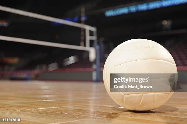 volleyball in einem leeren fitnessraum - net sports equipment stock-fotos und bilder