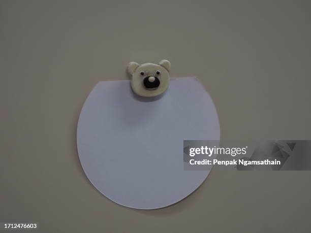 bear-face magnet holds notes against the wall of a metal cabinet - magnetwand stock-fotos und bilder