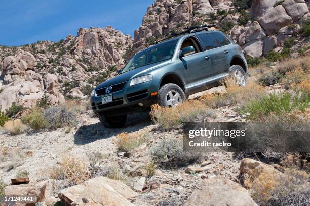 vw touareg descending a steep desert road - volkswagen touareg stock pictures, royalty-free photos & images