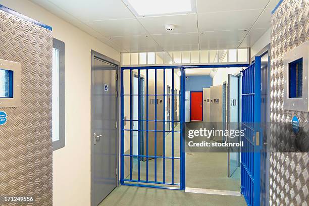 innere eines modernen gefängnis mit offenen türen - prison stock-fotos und bilder