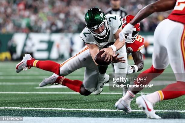 Zach Wilson of the New York Jets dives in end zone to score a two point conversion against Willie Gay of the Kansas City Chiefs during the third...