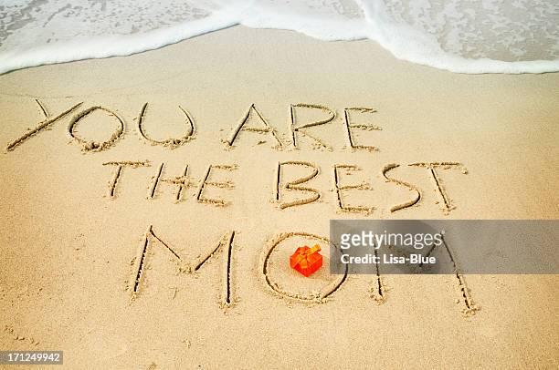 palabras en la arena para el día de la madre - mothers day beach fotografías e imágenes de stock