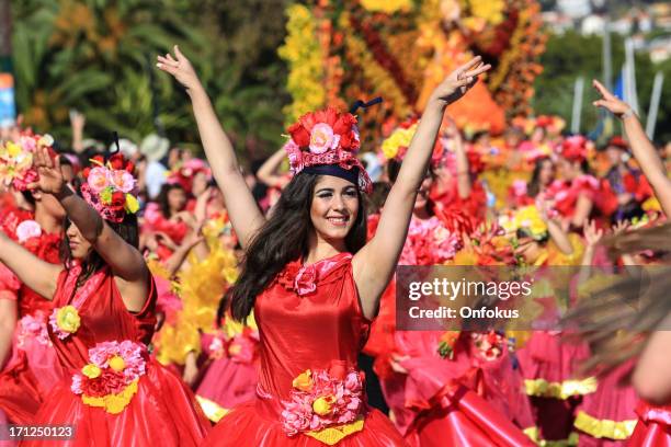 mujeres bailarines en madeira flor festival parade, portugal - isla de madeira fotografías e imágenes de stock