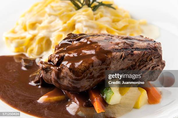 filet mignon al barolo - salsa de acompañamiento fotografías e imágenes de stock