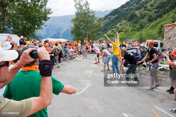 alpe d'huez tour de france stage - alpe dhuez stockfoto's en -beelden