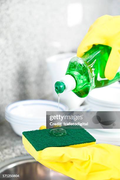 detersivo per i piatti - spugna per le pulizie foto e immagini stock