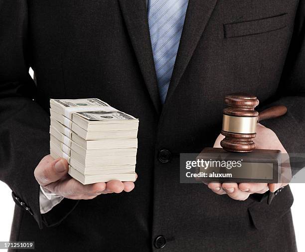 justicia y dinero - corrupción fotografías e imágenes de stock