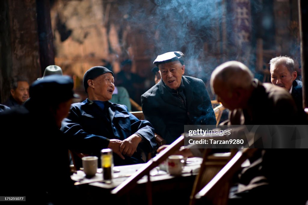 Pessoas idosas relaxante em casa de chá tradicional, Chengdu, China