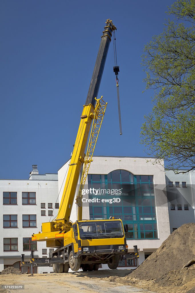 Grúa móvil en solar de construcción