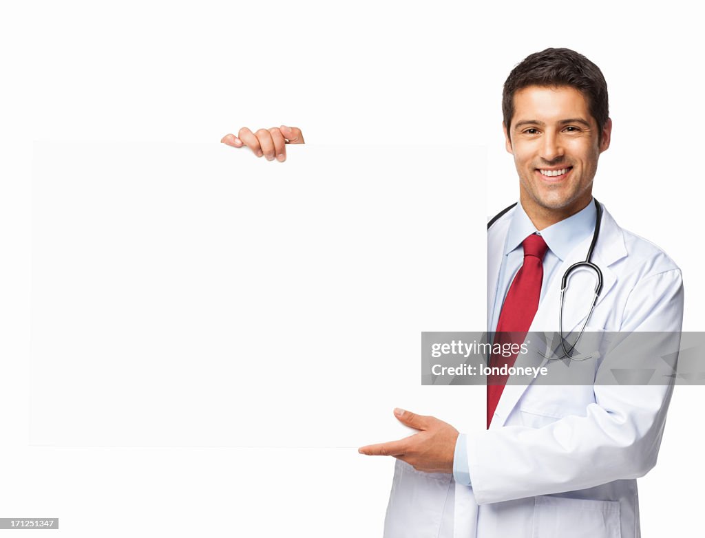 Masculino médico segurando uma placa em branco-isolado
