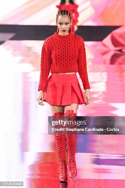 Fil Model Paris 23,708 Fashion Shows With Models With Short Skirts Stock Photos, High ...