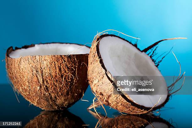 新鮮なココナッツ - 2 coconut drinks ストックフォトと画像