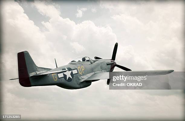 la segunda guerra mundial (world war ii tf - 51 mustang en cielo de - ala de avión fotografías e imágenes de stock