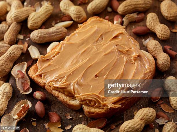 peanut butter auf toast - erdnussbutter stock-fotos und bilder