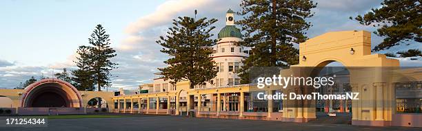 art-deco-architektur in neuseeland - napier new zealand stock-fotos und bilder