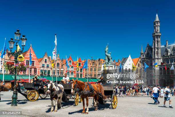 grote markt in brügge, belgien - region brüssel hauptstadt stock-fotos und bilder