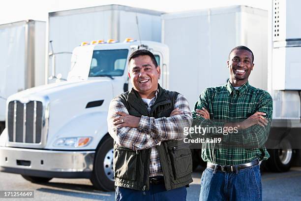 les conducteurs de camions multi-ethnique - conduite responsable photos et images de collection