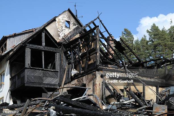 verbrannt haus - house fire stock-fotos und bilder
