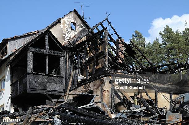 burnt house - burnt stockfoto's en -beelden