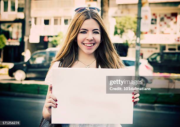 giovane donna con cartello bianco vuoto - tenere cartello foto e immagini stock