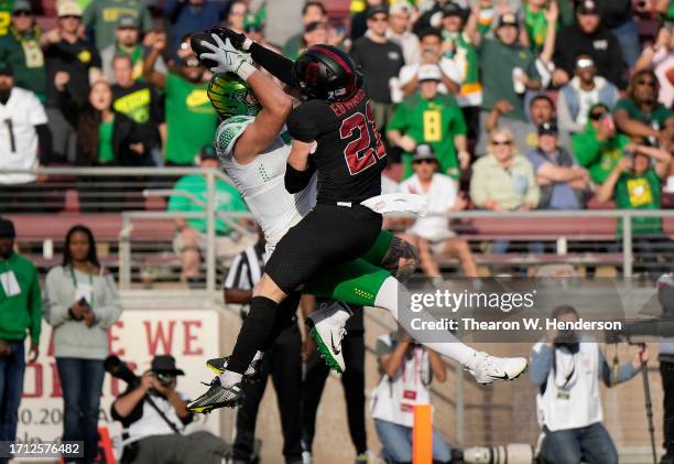 Terrance Ferguson of the Oregon Ducks catches a touchdown pass over Scotty Edwards of the Stanford Cardinal during the third quarter of an NCAA...